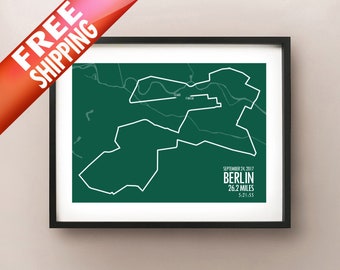 Puede incluir: Impresión enmarcada del mapa del recorrido del Maratón de Berlín en blanco sobre un fondo verde oscuro. El mapa muestra la ruta con los puntos de inicio y final. El texto "BERLIN 26.2 MILES" se muestra debajo del mapa, junto con la fecha y la hora.