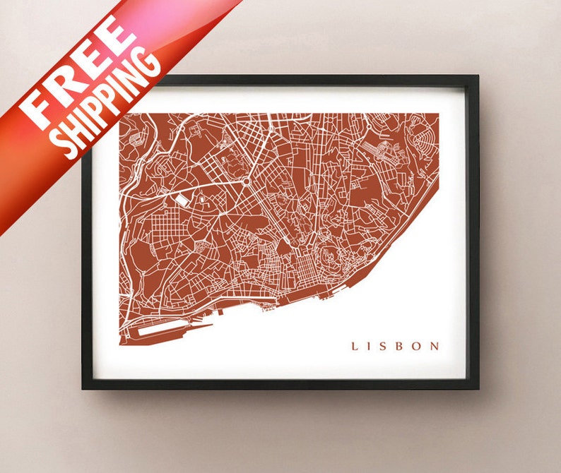 Op de afbeelding: Ingelijste print van een kaart van Lissabon, Portugal, in minimalistische stijl. De kaart toont witte lijnen van straten en gebouwen op een terracotta achtergrond. Het woord "LISSABON" is gedrukt. De lijst is zwart.