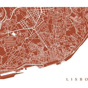 Op de afbeelding: Een minimalistische kaart van Lissabon, Portugal, in een warme bruine tint. Het ingewikkelde netwerk van straten en gebouwen is in wit weergegeven, met de naam van de stad, "LISBON", in een bijpassend bruin lettertype rechtsonder.
