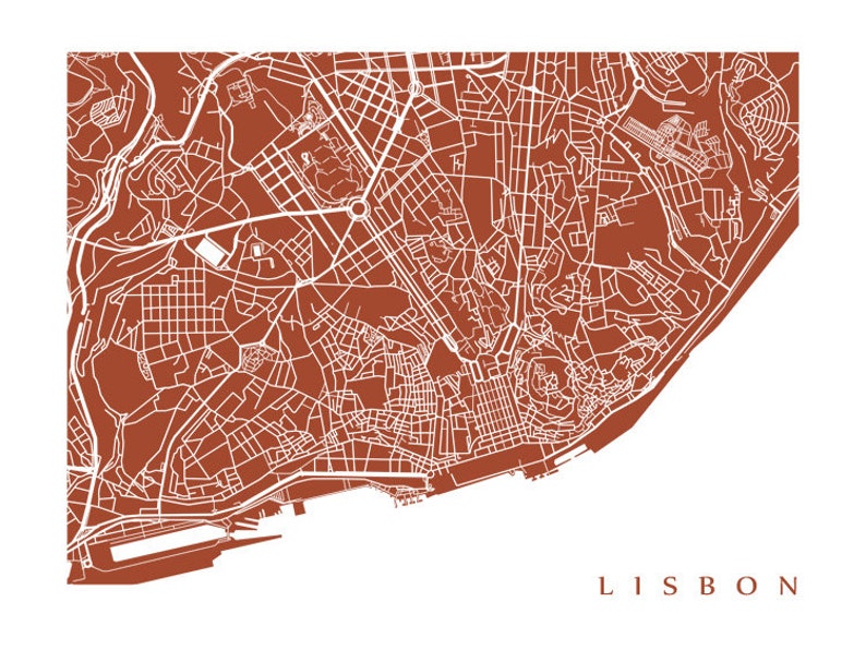 Op de afbeelding: Een minimalistische kaart van Lissabon, Portugal, in een warme bruine tint. Het ingewikkelde netwerk van straten en gebouwen is in wit weergegeven, met de naam van de stad, "LISBON", in een bijpassend bruin lettertype rechtsonder.