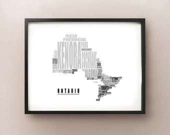 Könnte beinhalten: Ein gerahmter Druck der Karte der Provinz Ontario, zusammengesetzt aus Ortsnamen in Graustufen. Das Wort "ONTARIO" ist unten zentriert. Der Druck befindet sich in einem schwarzen Rahmen.