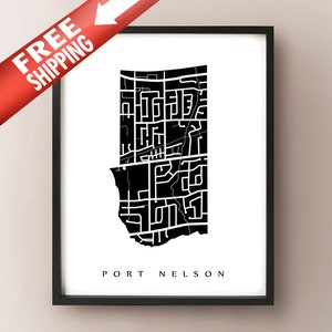 Puede incluir: Impresión enmarcada en blanco y negro de un mapa de Port Nelson. El mapa presenta un diseño detallado de las calles en un estilo minimalista. El texto "PORT NELSON" está impreso en la parte inferior.