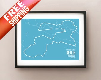 Puede incluir: Impresión enmarcada del mapa del recorrido del Maratón de Berlín en blanco sobre un fondo azul claro. Se muestra el texto "Berlin 26.2 Miles" y "4:50:21". También se incluye la fecha "29 de septiembre de 2019". La impresión está en un marco negro.