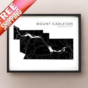 Puede incluir: Impresión enmarcada en blanco y negro con un mapa del Parque Provincial Mount Carleton. El mapa detalla las vías fluviales y el terreno del parque. El texto "Mount Carleton Provincial Park" se muestra en la parte superior. Una pancarta roja muestra "FREE SHIPPING".
