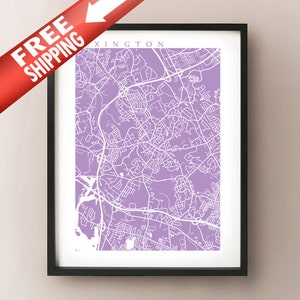 Puede incluir: Impresión enmarcada del mapa de Lexington, Kentucky, en un estilo minimalista. El mapa presenta líneas blancas de calles y carreteras sobre un fondo lavanda. La palabra "XINGTON" está impresa en la parte superior. La impresión está en un marco negro.