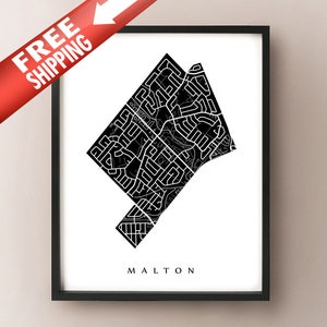 Puede incluir: Impresión enmarcada en blanco y negro con un mapa detallado de Malton. El mapa muestra calles y edificios en un diseño geométrico. La palabra "MALTON" está impresa en la parte inferior.