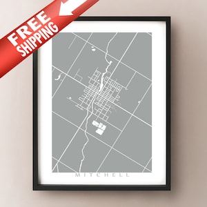 Könnte beinhalten: Gerahmter Druck einer grau-weißen Karte von Mitchell, in einem schwarzen Rahmen. Die Karte zeigt das Layout der Stadt mit Straßen und Gebäuden. Das Wort "MITCHELL" ist unten aufgedruckt. Ein rotes Banner mit "KOSTENLOSER VERSAND" befindet sich oben links.