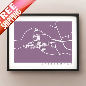 Könnte beinhalten: Gerahmter Druck mit einer minimalistischen Karte von Vallelonga, dargestellt in weißen Linien auf einem lila Hintergrund. Der Name der Stadt ist unten in Weiß gedruckt. Der Rahmen ist schwarz, und ein rotes Banner mit weißem Text "FREE SHIPPING" befindet sich in der oberen linken Ecke.