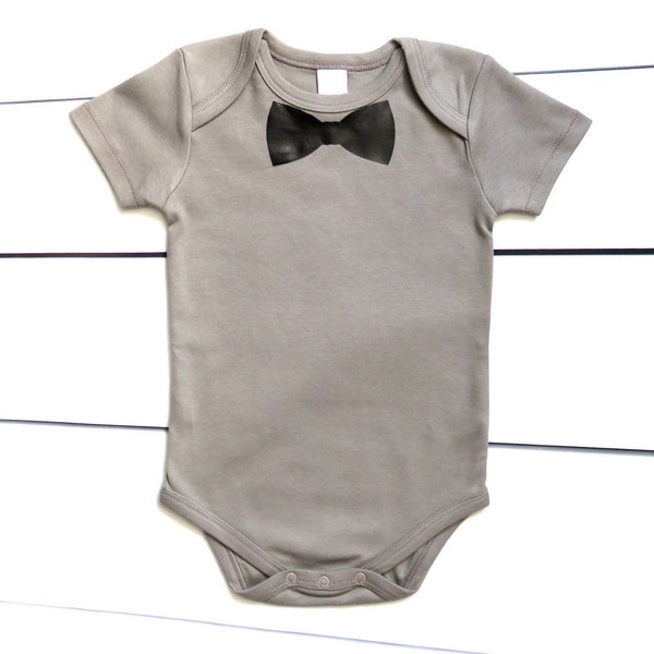 Baby Onesie bio, t-shirt nœud papillon pour bébé, smoking baby onesie, chemise de bébé personnalisée (6-12 mois) cadeau de fête de bébé,