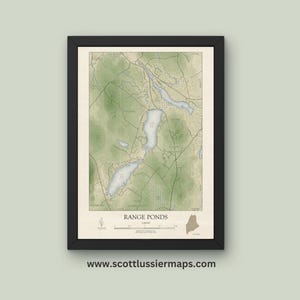 Puede incluir: Un mapa de estilo vintage de Range Ponds, Maine, en un marco negro. El mapa muestra los lagos y el área circundante en tonos de verde y azul.
