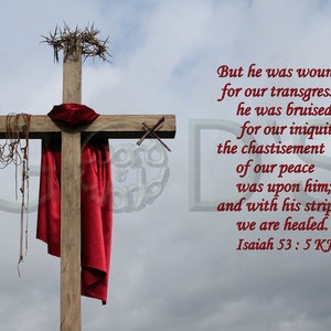 Puede incluir: Una cruz de madera cubierta con un paño rojo. La cruz está adornada con una corona de espinas y otros símbolos religiosos. El texto "But he was wounded for our transgressions, he was bruised for our iniquities: the chastisement of our peace was upon him; and with his stripes we are healed. Isaiah 53: 5 KJV" está escrito en rojo sobre un fondo de cielo nublado.