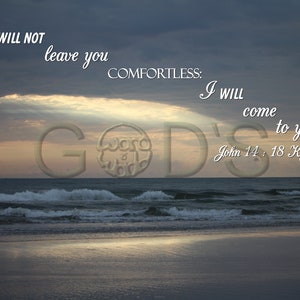 Puede incluir: Una cita motivacional sobre la promesa de Dios de no dejarte sin consuelo, ambientada en un escenario escénico de una playa con olas rompiendo en la orilla y un cielo nublado.