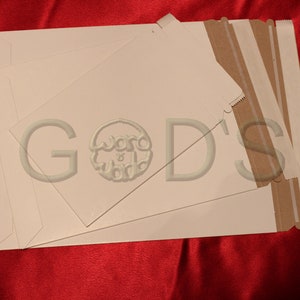 Puede incluir: Una pila de sobres blancos para correo con un respaldo de papel marr&oacute;n. Los sobres est&aacute;n en blanco y tienen un logotipo que dice "Word of God's".