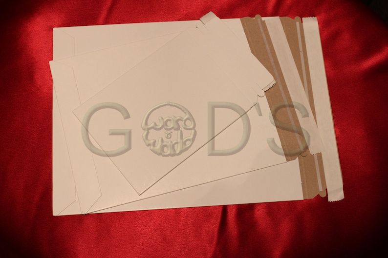 Puede incluir: Una pila de sobres blancos para correo con un respaldo de papel marr&oacute;n. Los sobres est&aacute;n en blanco y tienen un logotipo que dice "Word of God's".