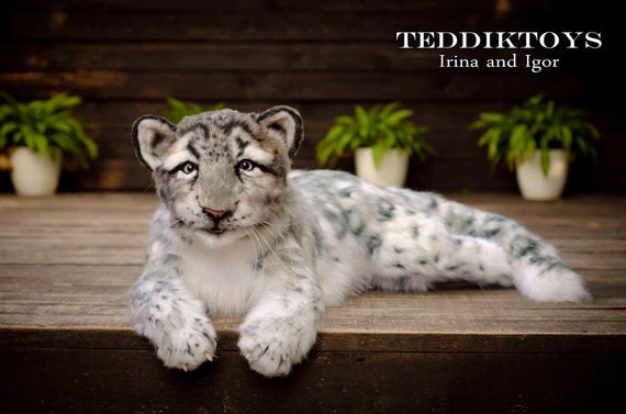 リアルなユキヒョウのぬいぐるみ：ポーズアートドール、野生の猫の