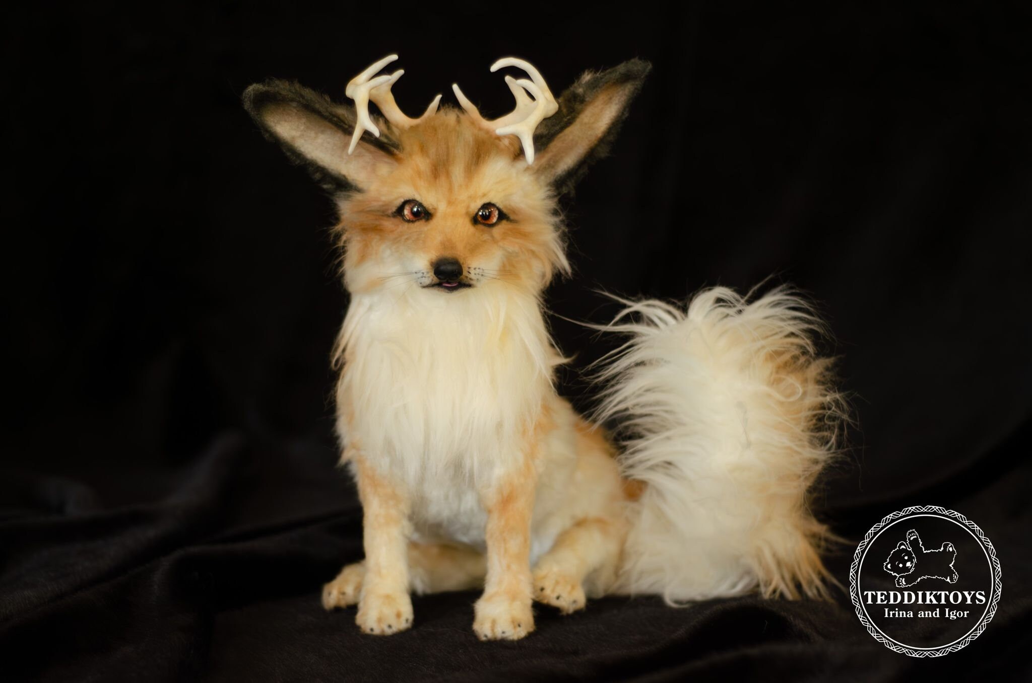 手作りのフェイクファーのキツネのおもちゃ：角のある森の動物のポーズ