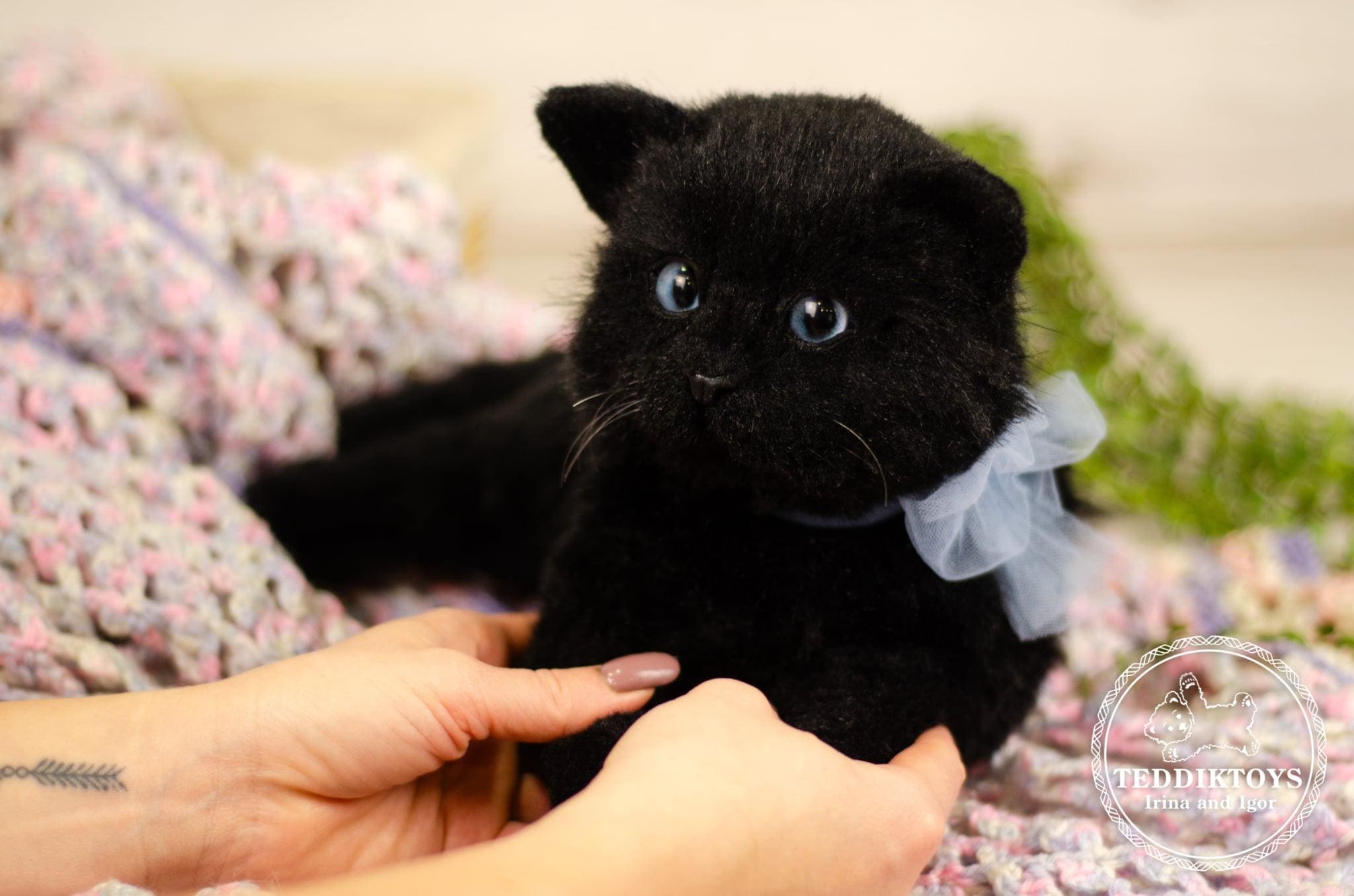 黒い子猫、リアルなフェイクファーのぬいぐるみ - Etsy 日本