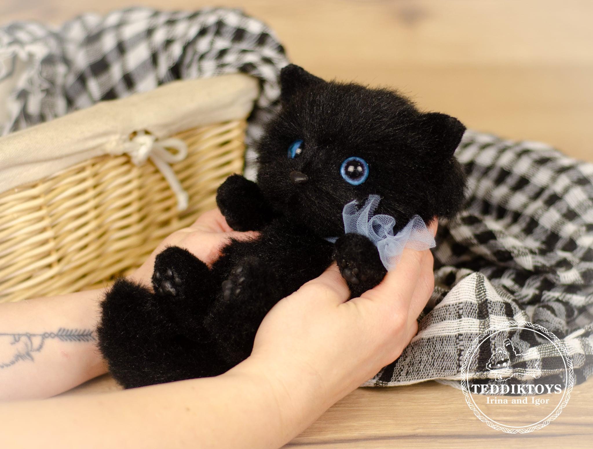 手作りの黒い子猫のぬいぐるみ：重みのあるリアルな猫のテディ - Etsy 日本