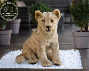 Boneca de arte de leão realista: decoração de casa feita à mão com gato selvagem de pelúcia