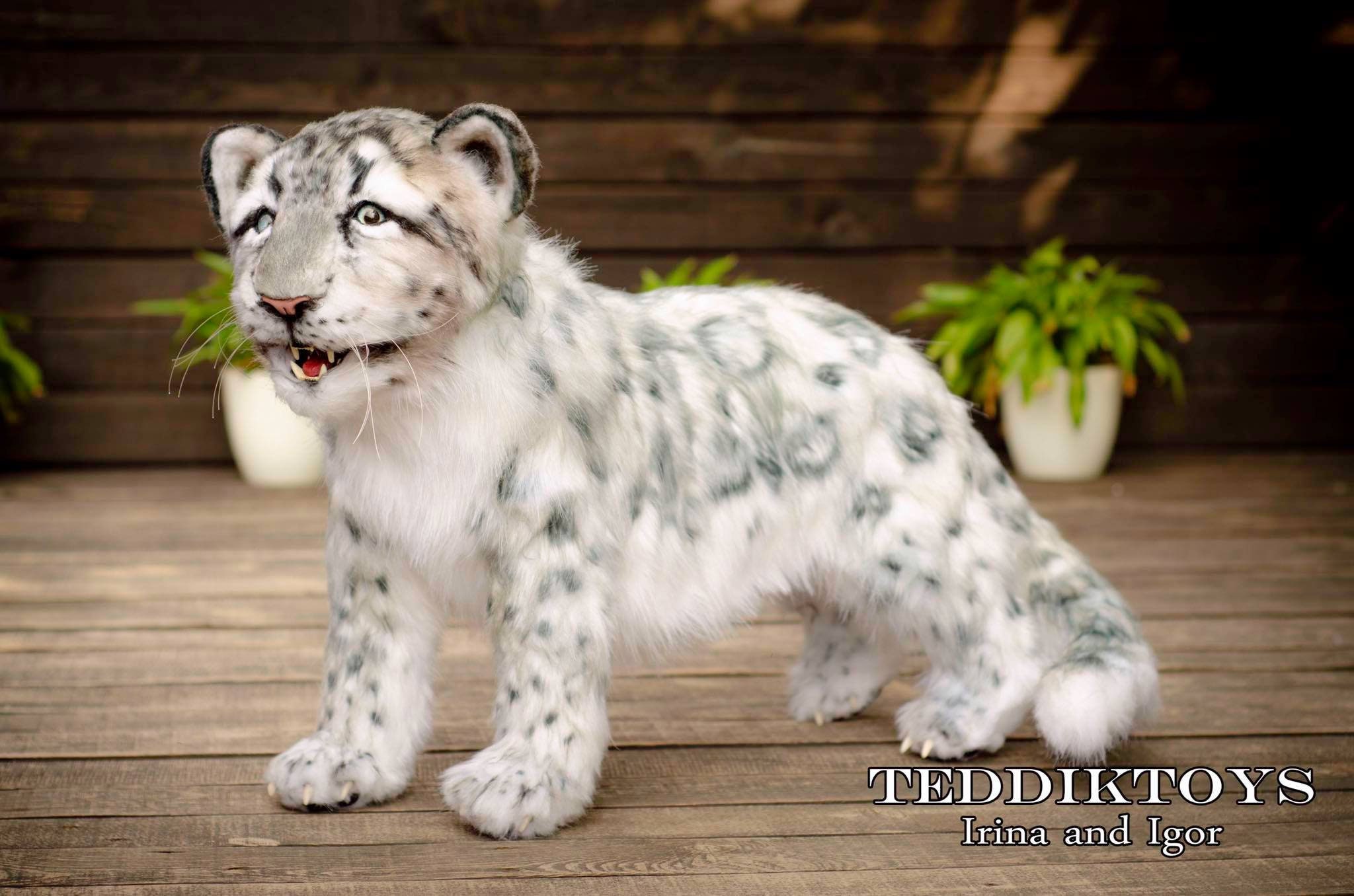 リアルなユキヒョウのぬいぐるみ：ポーズアートドール、野生の猫の