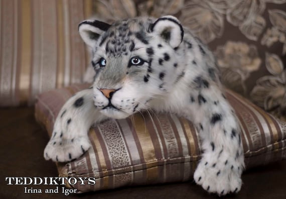 手作りのユキヒョウのぬいぐるみ：ポーズをとれるぬいぐるみの動物の