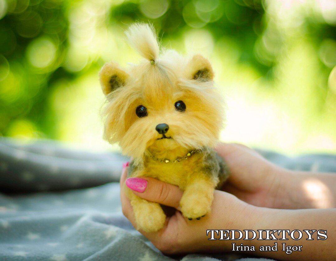 手作りのヨークシャーテリアのぬいぐるみ：カスタム子犬ポートレート