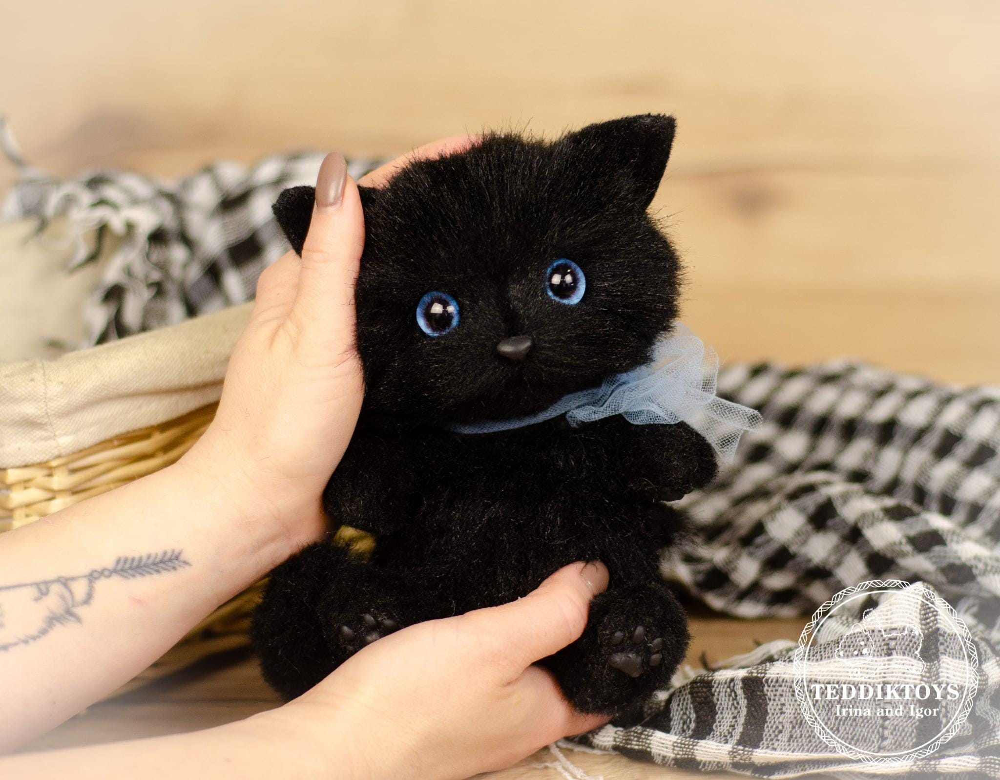 手作りの黒い子猫のぬいぐるみ：重みのあるリアルな猫のテディ - Etsy 日本