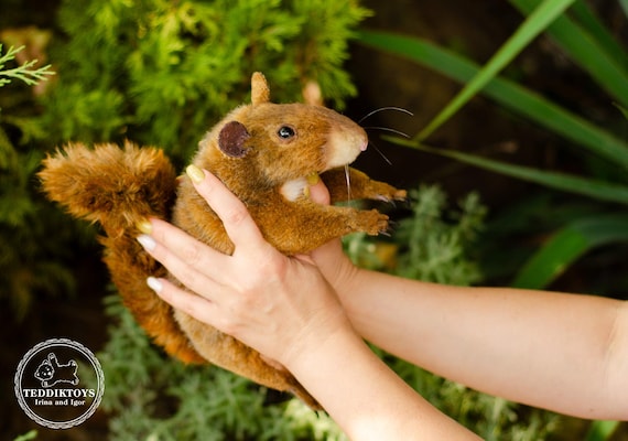 Living Nature Moyen Écureuil, Écureuil en Peluche Doux et Réaliste, Peluche Écologique Naturli, 14cm