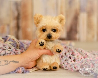 手作りのポーズをとれるヨークシャーテリアの子犬のぬいぐるみ