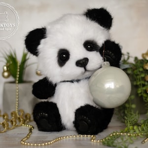 Handgemachter Plüsch Panda: Realistisches Kuscheltier (25 cm)