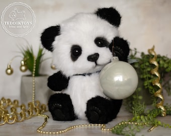 Handgjord plyschpanda: Realistiskt gosedjur (25 cm)