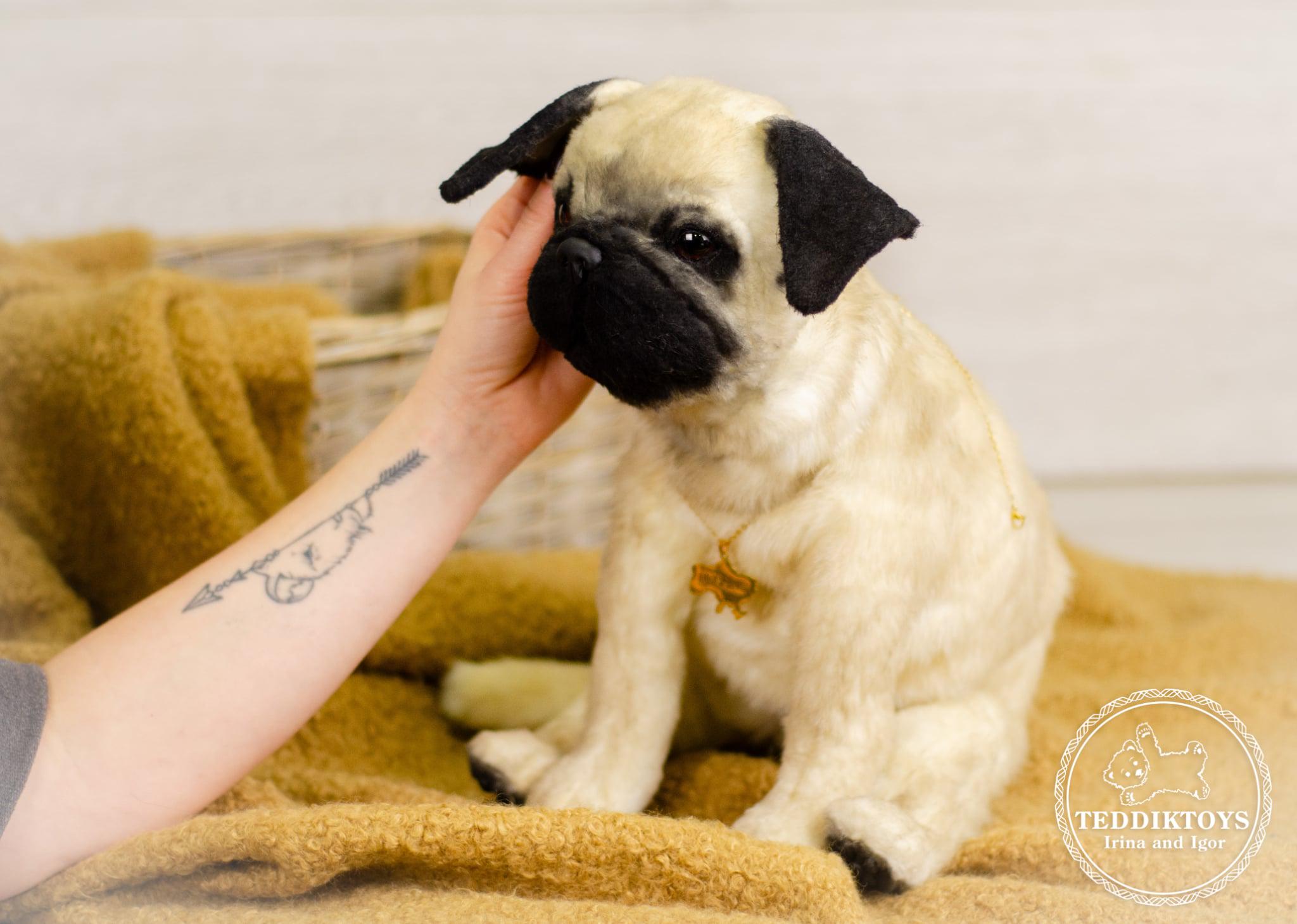 手作りのパグの子犬のぬいぐるみ：リアルな犬のレプリカ - Etsy 日本