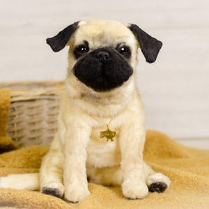 Peluche de cachorro de pug hecho a mano: réplica realista de perro
