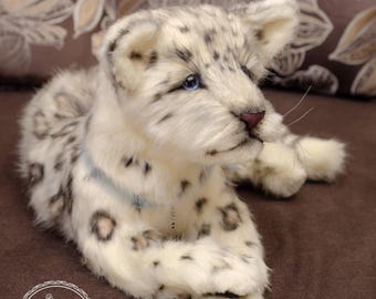手作りのユキヒョウのぬいぐるみ：ポーズをとれるぬいぐるみのポート