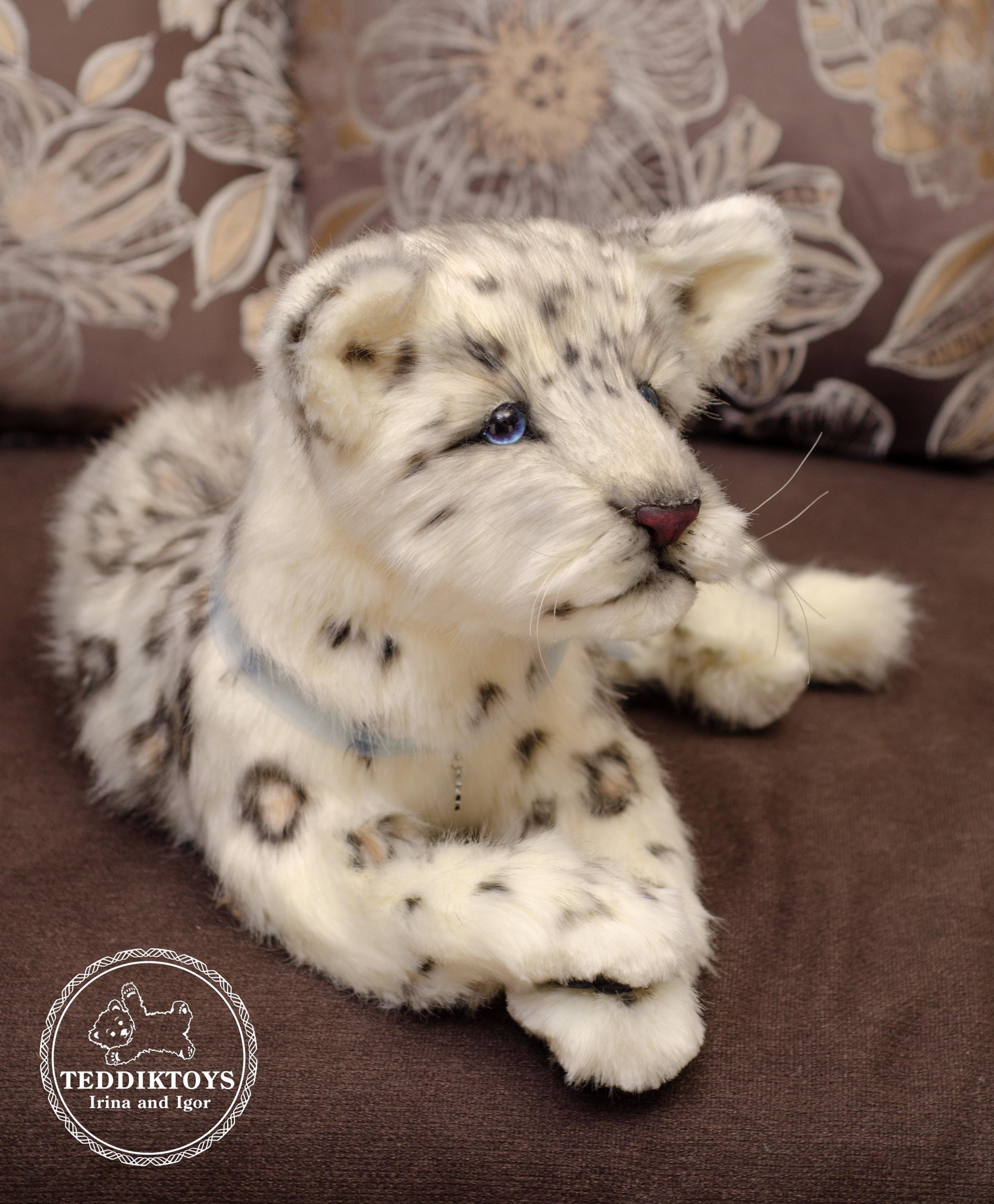 手作りのユキヒョウのぬいぐるみ：ポーズをとれるぬいぐるみのポート