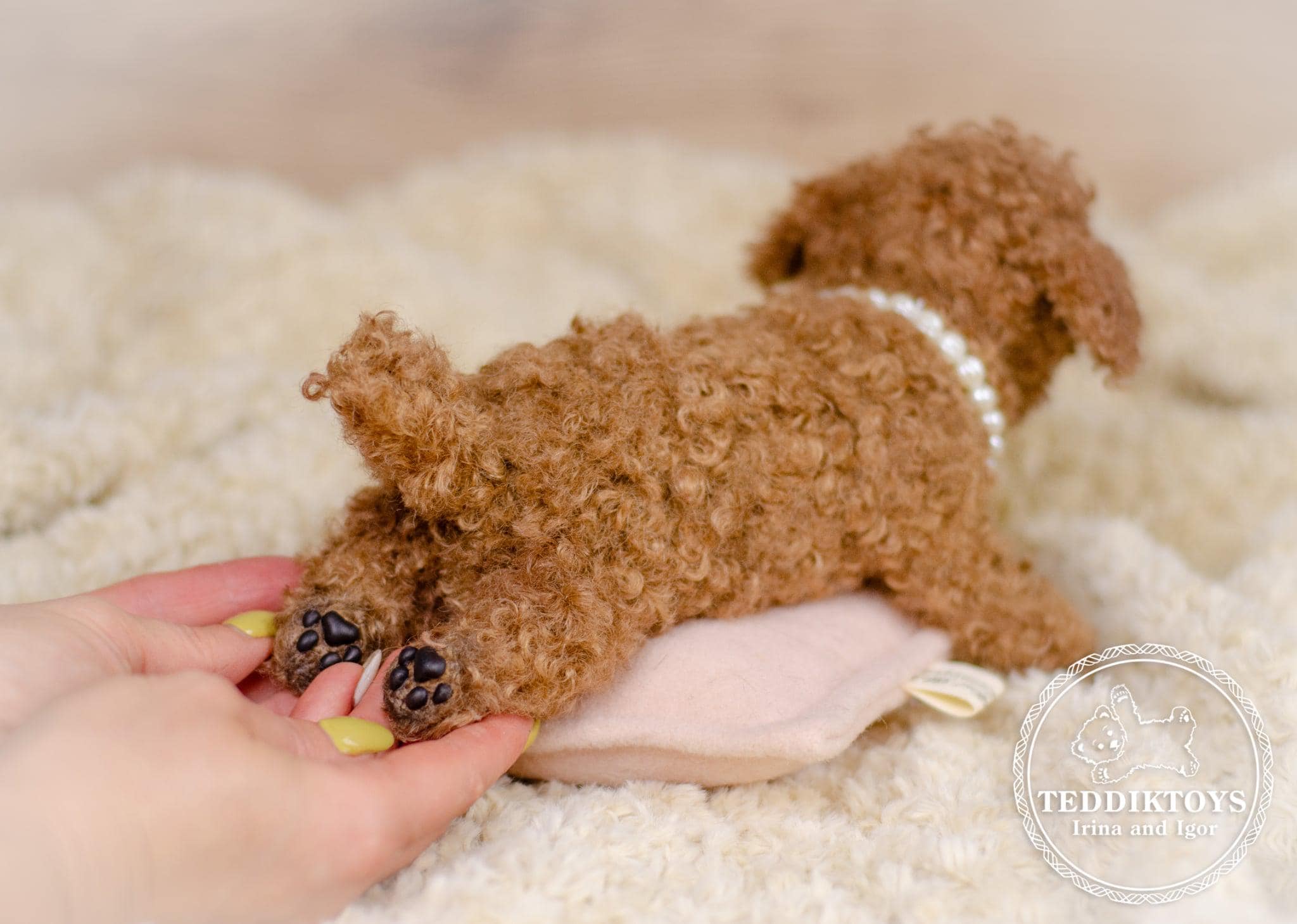ぬいぐるみ、犬トイプードル、ティーカップ、子犬、ハンドメイド、オリジナル、リアル 手作りのぬいぐるみティーカッププードル：マイクロサイズの子犬の