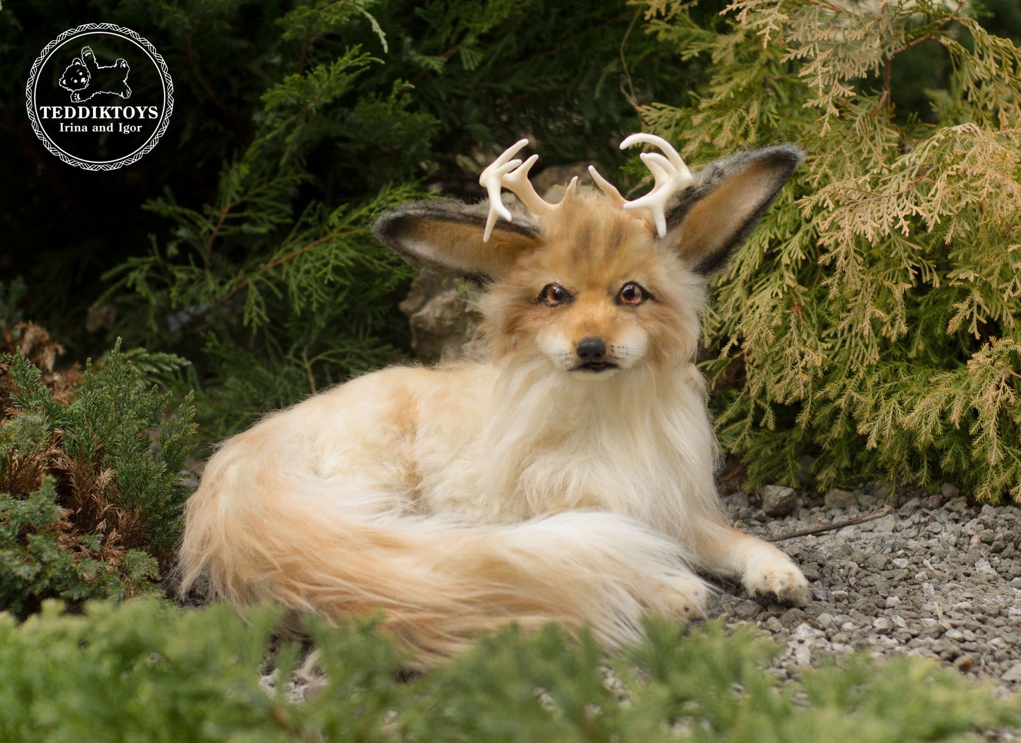 手作りのフェイクファーのキツネのおもちゃ：角のある森の動物のポーズ