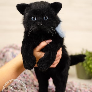 Gatito negro, peluche realista de piel sintética.