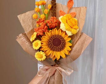 Puede incluir: Un ramo de girasoles, rosas y pequeñas flores amarillas de ganchillo en un envoltorio de papel marrón con una cinta beige.