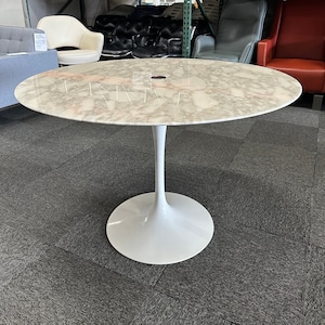 Knoll Saarinen Dining Table 42&quot; Round