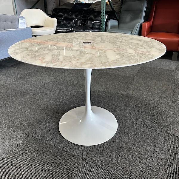 Knoll Saarinen Dining Table 42" Round