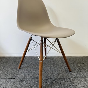 Herman Miller Eames Molded Plastic Side Chair with Dovel-Legs (Cocoa/Walnut)