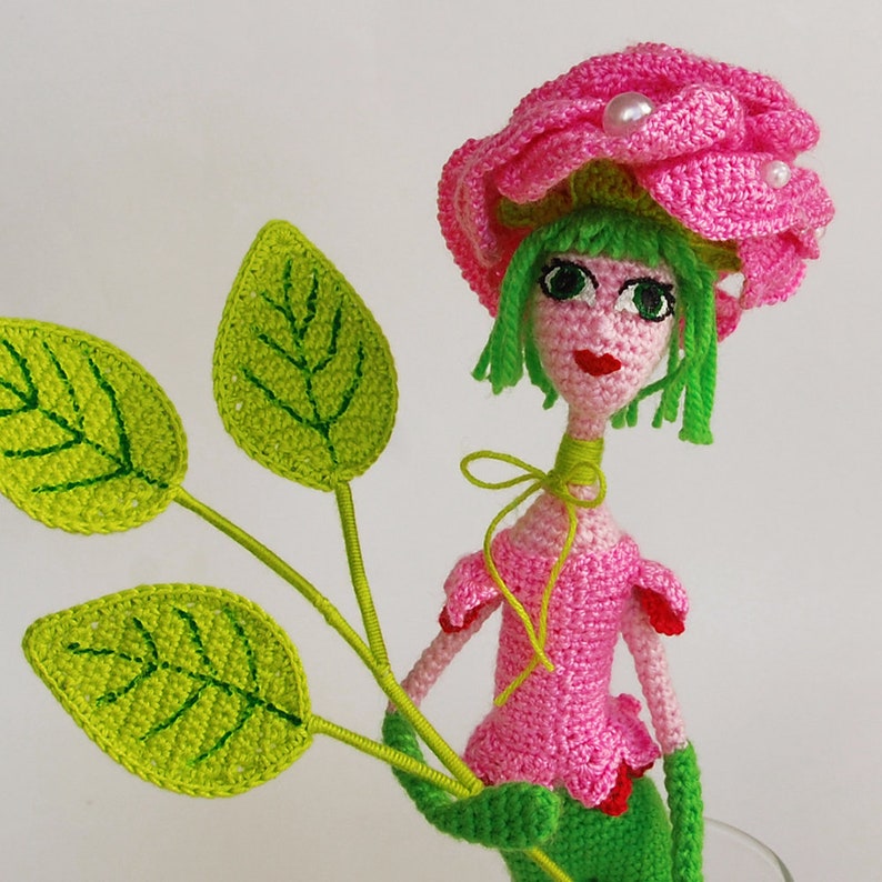 Цветочные вязаные куколки. Амигуруми геншин. Игрушка цветок крючком. Цветочные куколки крючком. Цветочные куклы крючком.