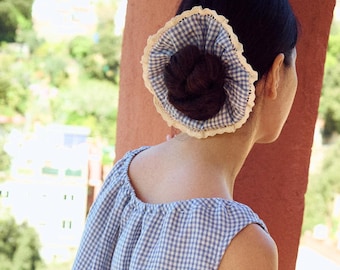 Listo para enviar - Coletero de encaje a cuadros azul empolvado - Borde con ribete de algodón - Goma para el cabello de lino - Coletero con ribete de encaje - Accesorio para el cabello - Cuadros