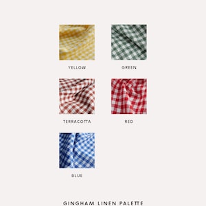Può includere: Una tavolozza di colori di tessuto di lino a quadri vichy in giallo, verde, terracotta, rosso e blu. I campioni sono disposti in una griglia con i nomi dei colori sotto ogni campione. Il testo "GINGHAM LINEN PALETTE" e "LINENFOX" è in fondo all'immagine.