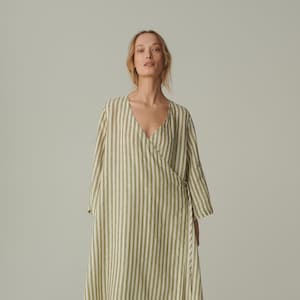 Prêt-à-partir - Robe en lin à rayures olive Junko - Robe portefeuille en lin - Robe de maternité en lin - Robe surdimensionnée en lin - Robe d'été