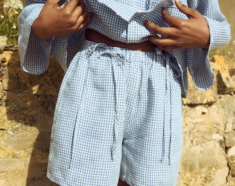 Pantaloncini in lino a quadretti a vita alta con lacci decorativi - Mia - Abbigliamento estivo da spiaggia per donna - Pantaloncini a quadretti blu polvere - Pantaloncini estivi