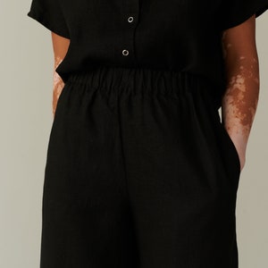 Pu&ograve; includere: Pantaloni in lino nero con elastico in vita e vestibilit&agrave; comoda.