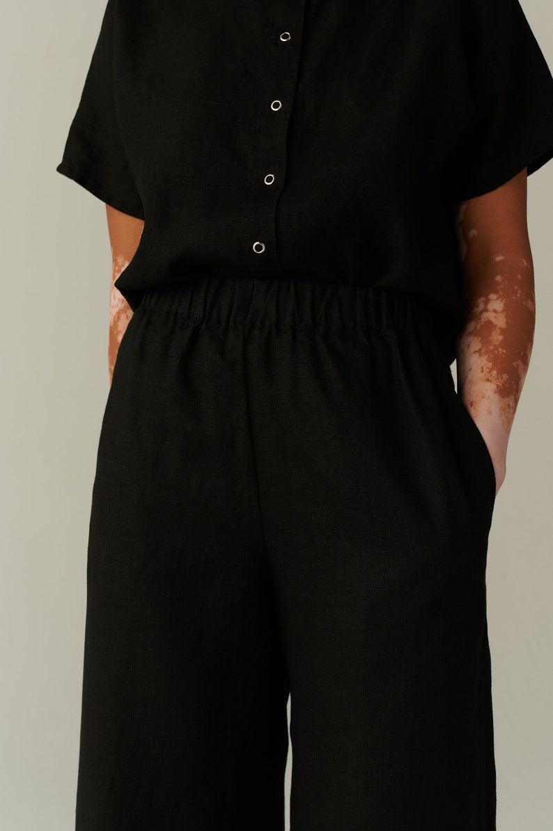 Pu&ograve; includere: Pantaloni in lino nero con elastico in vita e vestibilit&agrave; comoda.