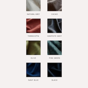 Peut inclure: Une palette de couleurs de tissus en lin &eacute;pais dans les tons gris naturel, cacao, terre cuite, gris graphite, olive, vert pin, bleu marine et noir. Les &eacute;chantillons sont dispos&eacute;s en deux rang&eacute;es de quatre. Le texte "HEAVY WEIGHT LINEN PALETTE" et "LINENFOX" se trouve sous les &eacute;chantillons.